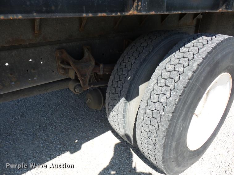 image for item DD9285 2002 International 4300 flatbed truck