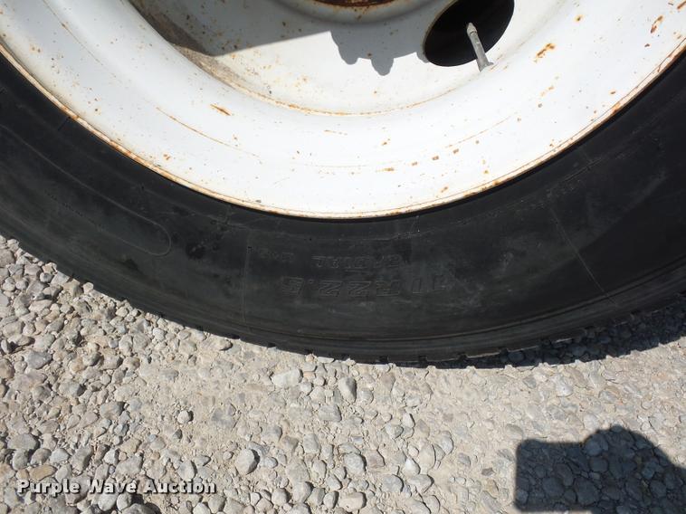 image for item DD9285 2002 International 4300 flatbed truck