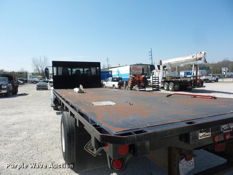 image for item DD9285 2002 International 4300 flatbed truck