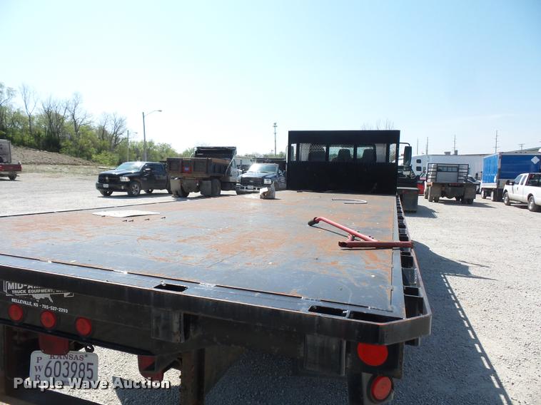 image for item DD9285 2002 International 4300 flatbed truck