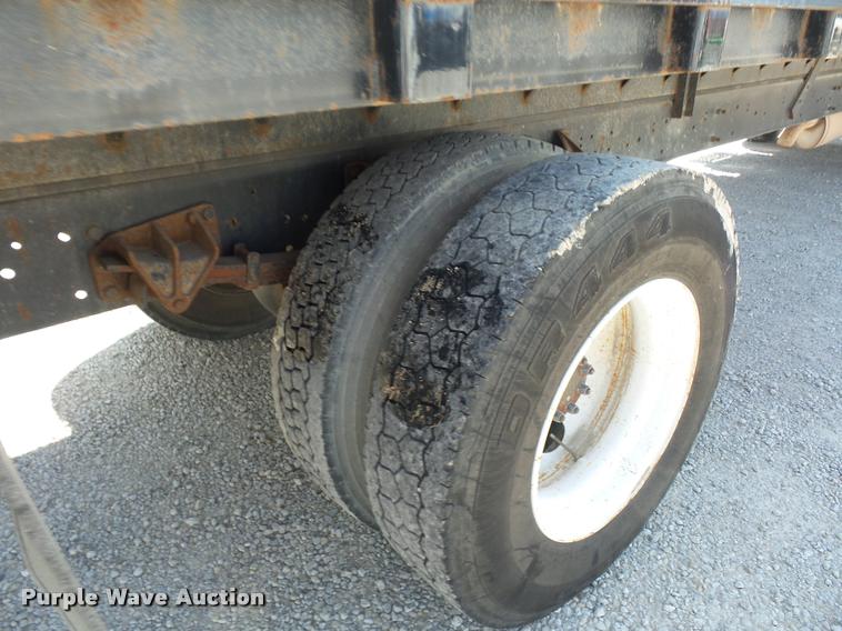 image for item DD9285 2002 International 4300 flatbed truck