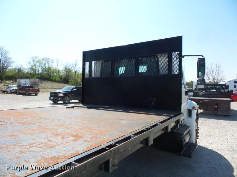 image for item DD9285 2002 International 4300 flatbed truck