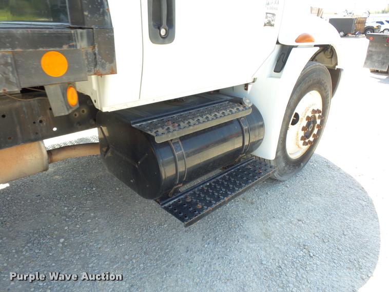 image for item DD9285 2002 International 4300 flatbed truck