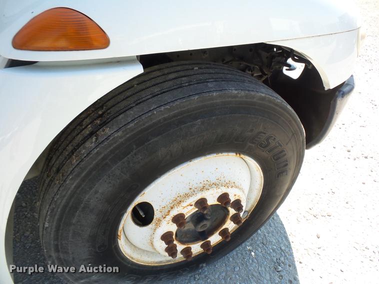 image for item DD9285 2002 International 4300 flatbed truck