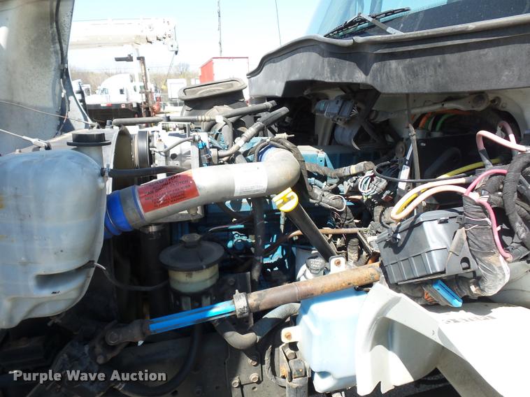 image for item DD9285 2002 International 4300 flatbed truck