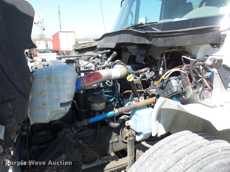 image for item DD9285 2002 International 4300 flatbed truck