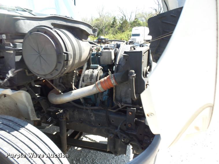 image for item DD9285 2002 International 4300 flatbed truck