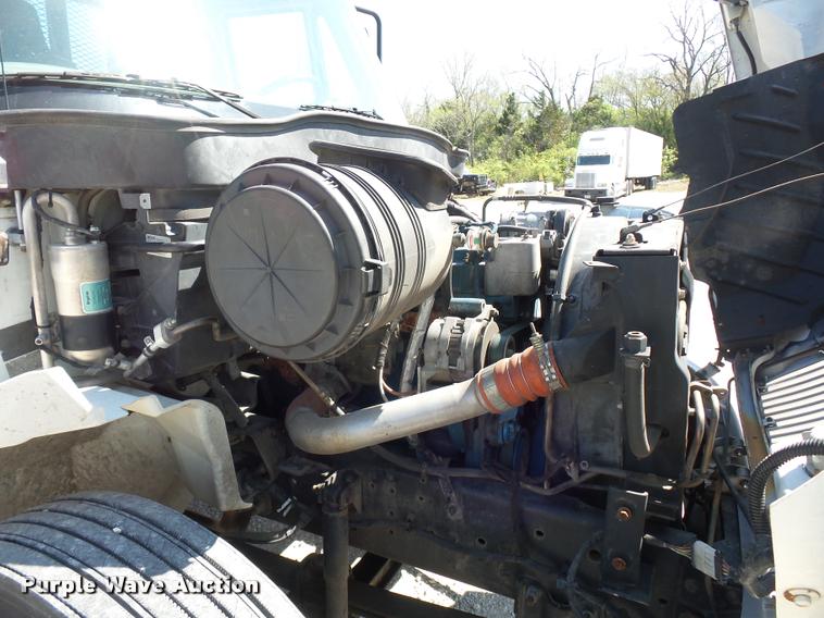 image for item DD9285 2002 International 4300 flatbed truck