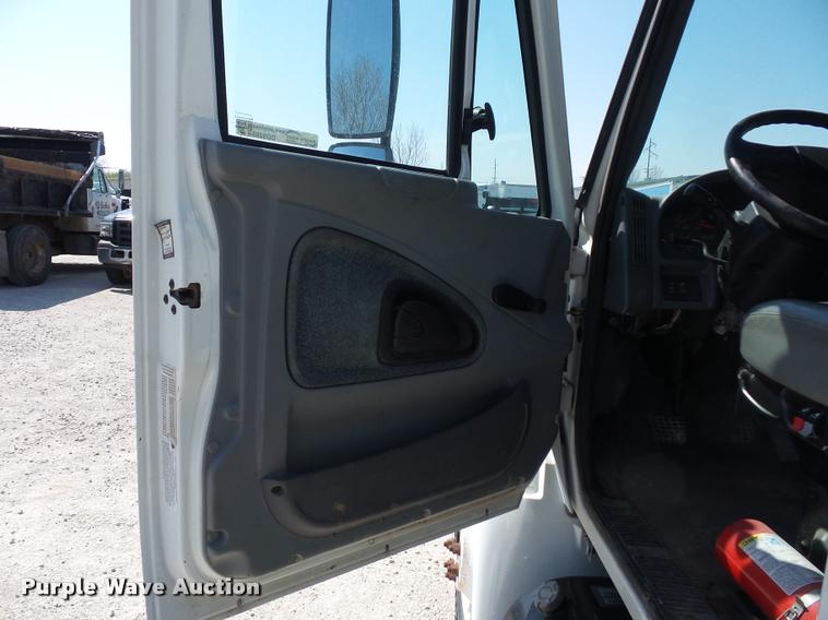 image for item DD9285 2002 International 4300 flatbed truck