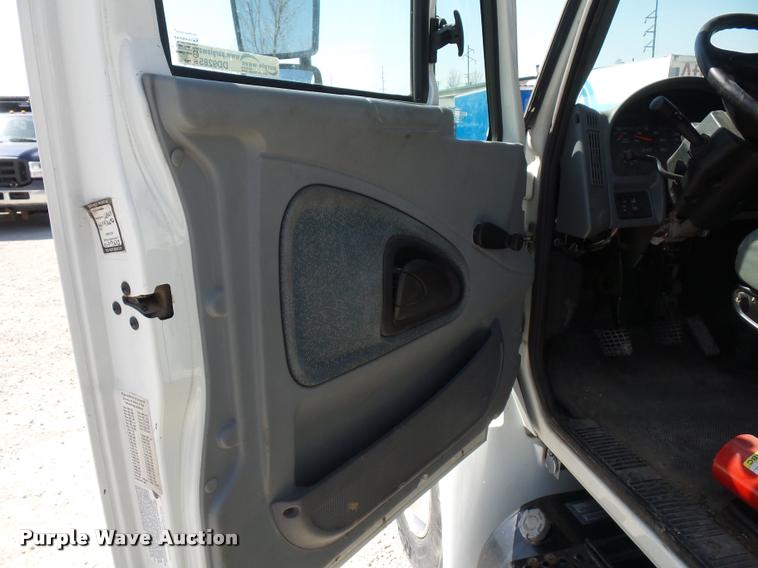 image for item DD9285 2002 International 4300 flatbed truck