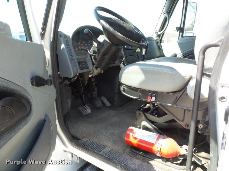 image for item DD9285 2002 International 4300 flatbed truck