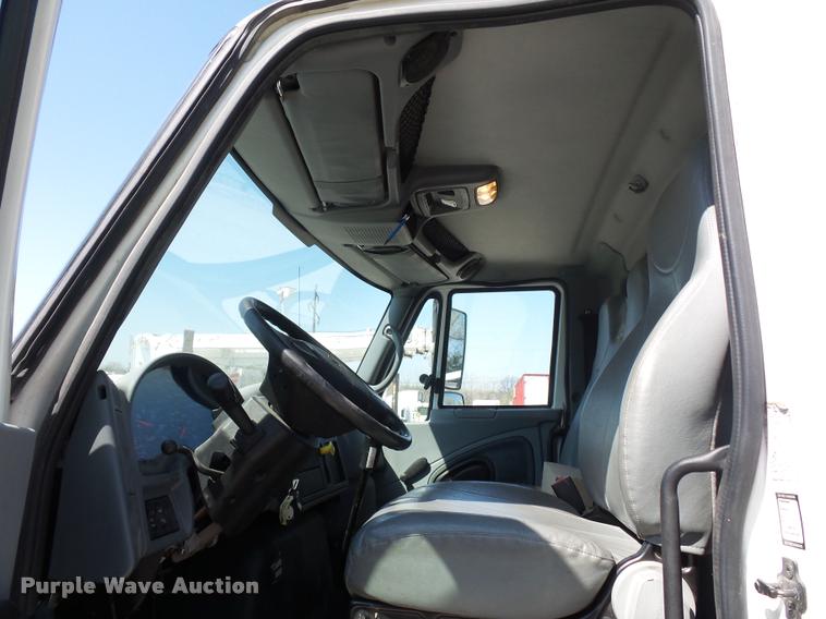 image for item DD9285 2002 International 4300 flatbed truck