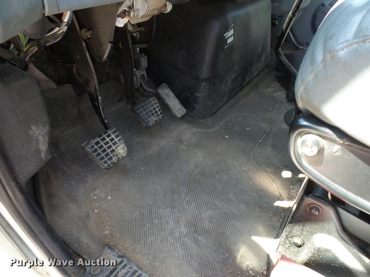 image for item DD9285 2002 International 4300 flatbed truck