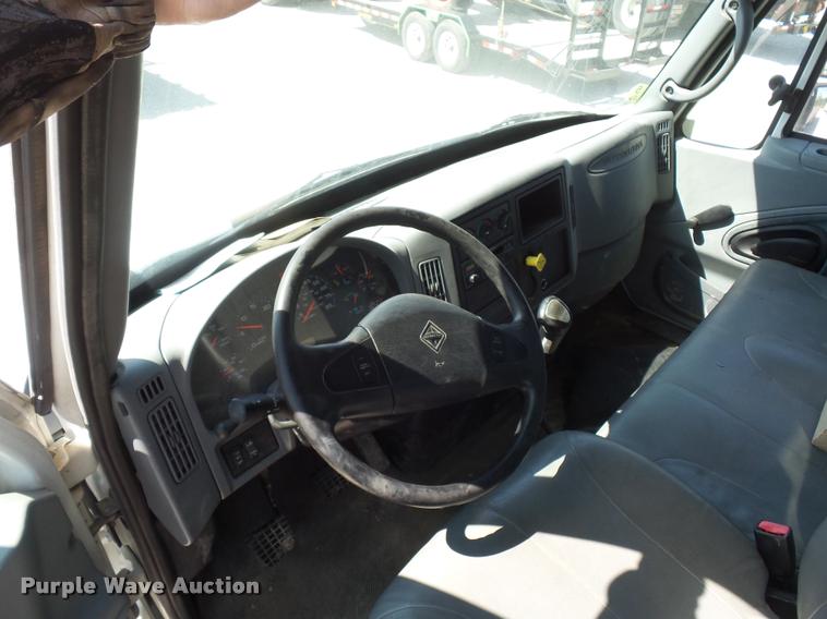 image for item DD9285 2002 International 4300 flatbed truck