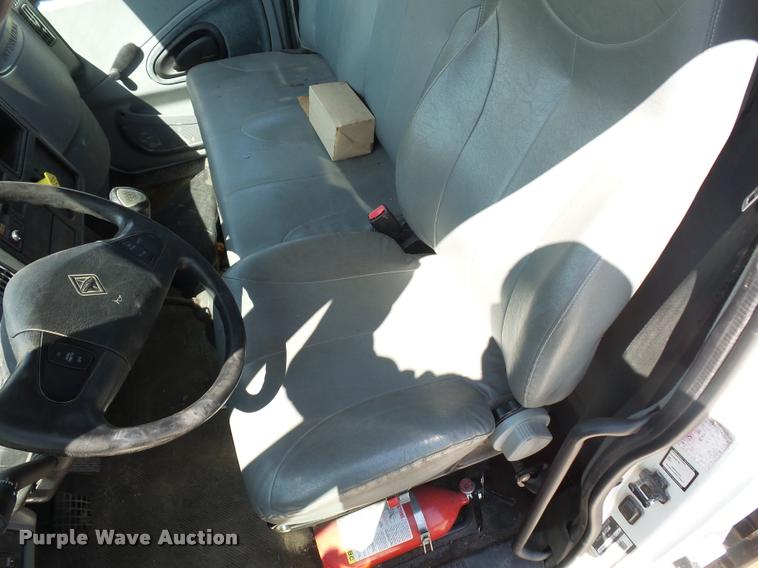 image for item DD9285 2002 International 4300 flatbed truck