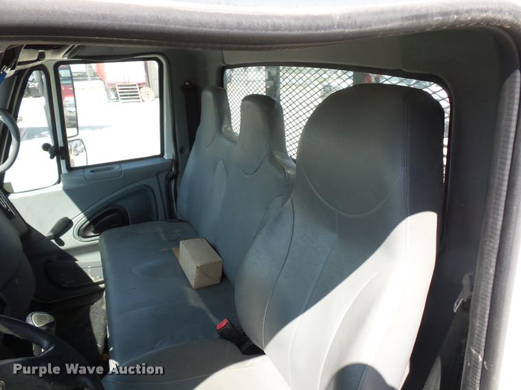 image for item DD9285 2002 International 4300 flatbed truck