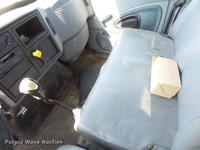 image for item DD9285 2002 International 4300 flatbed truck