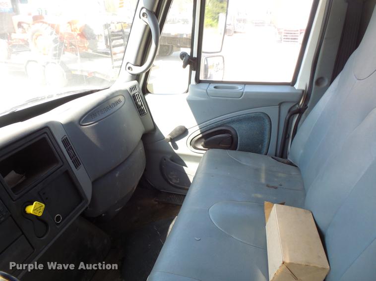 image for item DD9285 2002 International 4300 flatbed truck