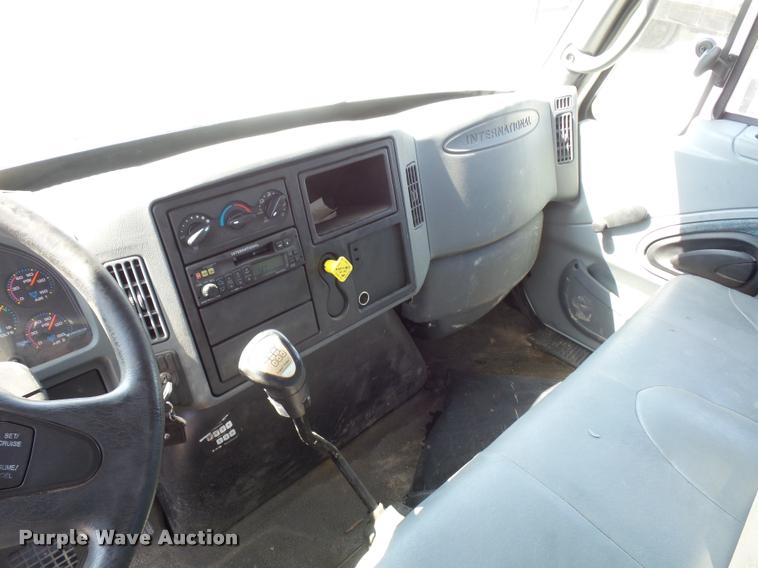 image for item DD9285 2002 International 4300 flatbed truck