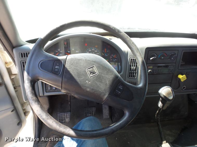 image for item DD9285 2002 International 4300 flatbed truck