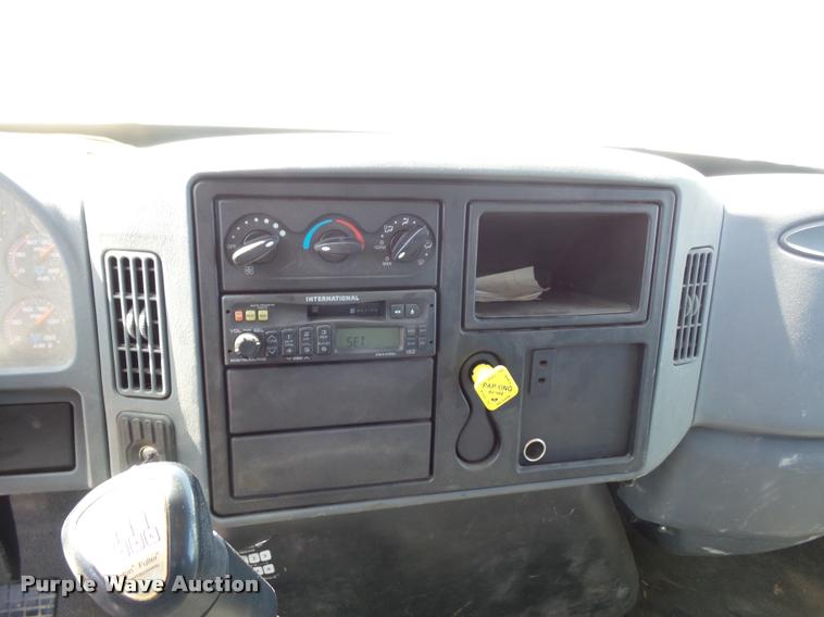 image for item DD9285 2002 International 4300 flatbed truck