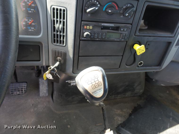 image for item DD9285 2002 International 4300 flatbed truck