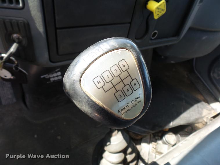 image for item DD9285 2002 International 4300 flatbed truck