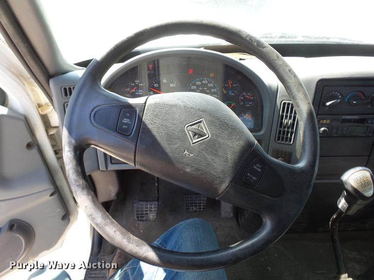 image for item DD9285 2002 International 4300 flatbed truck