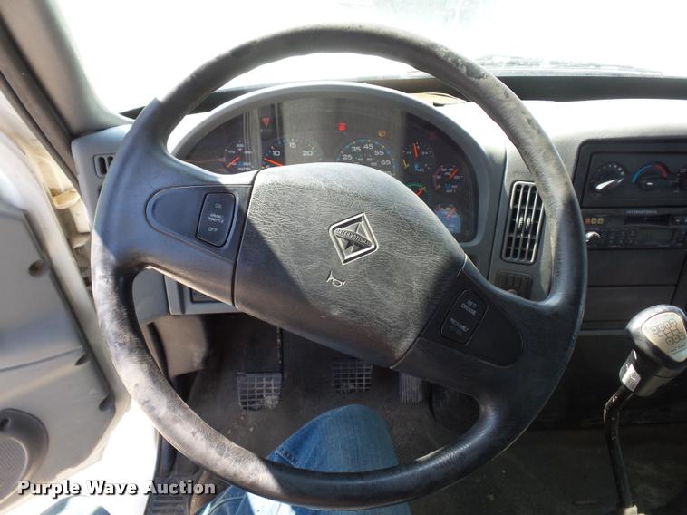 image for item DD9285 2002 International 4300 flatbed truck