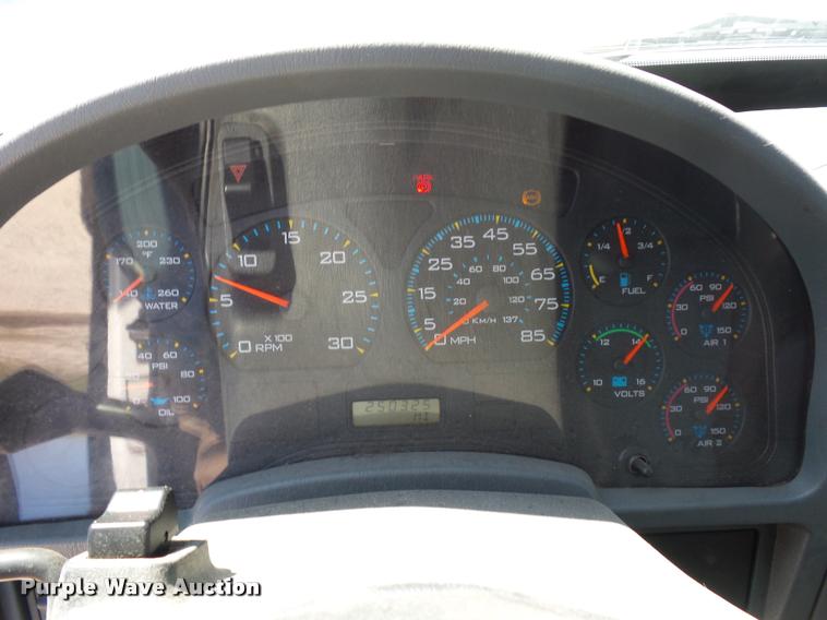 image for item DD9285 2002 International 4300 flatbed truck