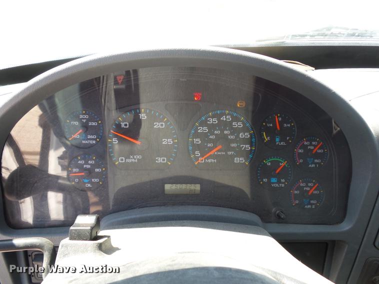 image for item DD9285 2002 International 4300 flatbed truck