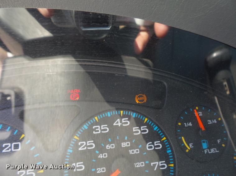 image for item DD9285 2002 International 4300 flatbed truck