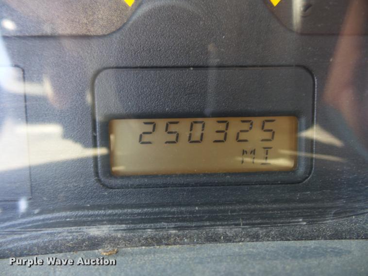 image for item DD9285 2002 International 4300 flatbed truck