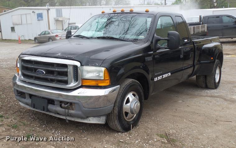 image for item DD9305 2001 Ford F350 Super Duty SuperCab pickup truck