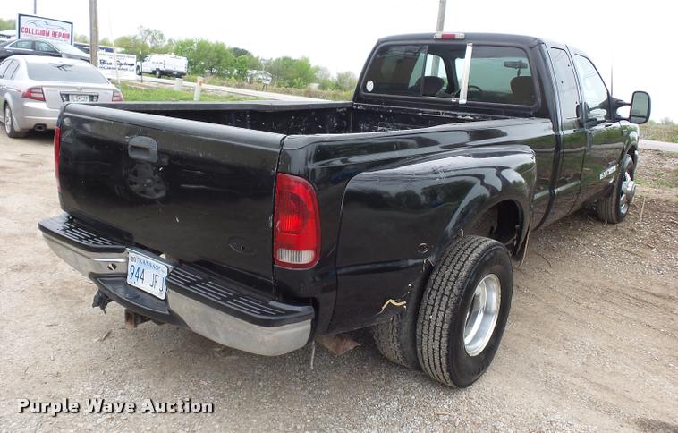 image for item DD9305 2001 Ford F350 Super Duty SuperCab pickup truck