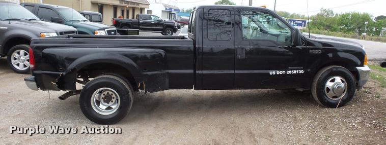 image for item DD9305 2001 Ford F350 Super Duty SuperCab pickup truck