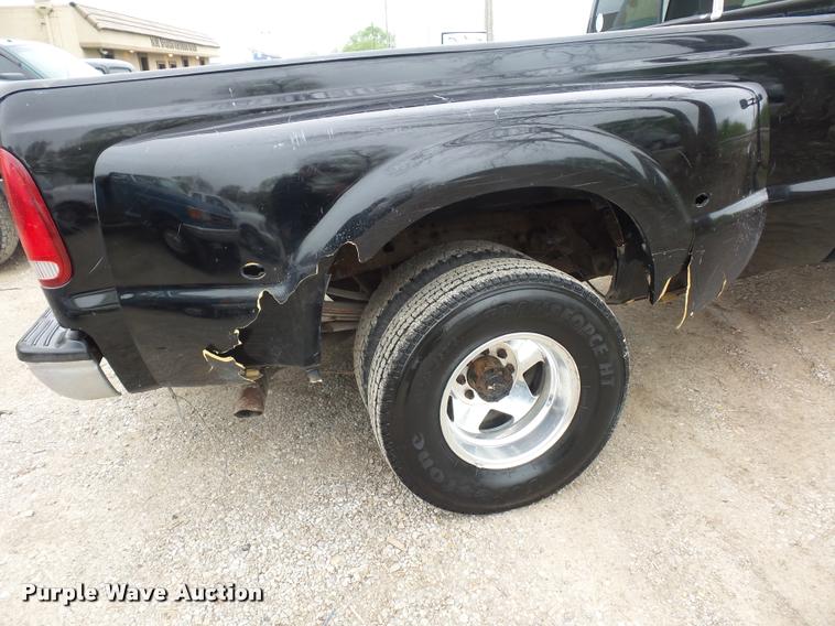 image for item DD9305 2001 Ford F350 Super Duty SuperCab pickup truck