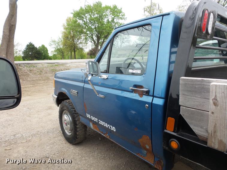 image for item DD9306 1988 Ford F250 HD flatbed pickup truck