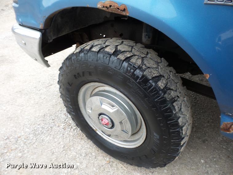 image for item DD9306 1988 Ford F250 HD flatbed pickup truck