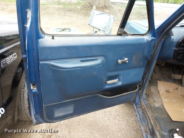 image for item DD9306 1988 Ford F250 HD flatbed pickup truck