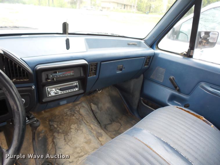 image for item DD9306 1988 Ford F250 HD flatbed pickup truck