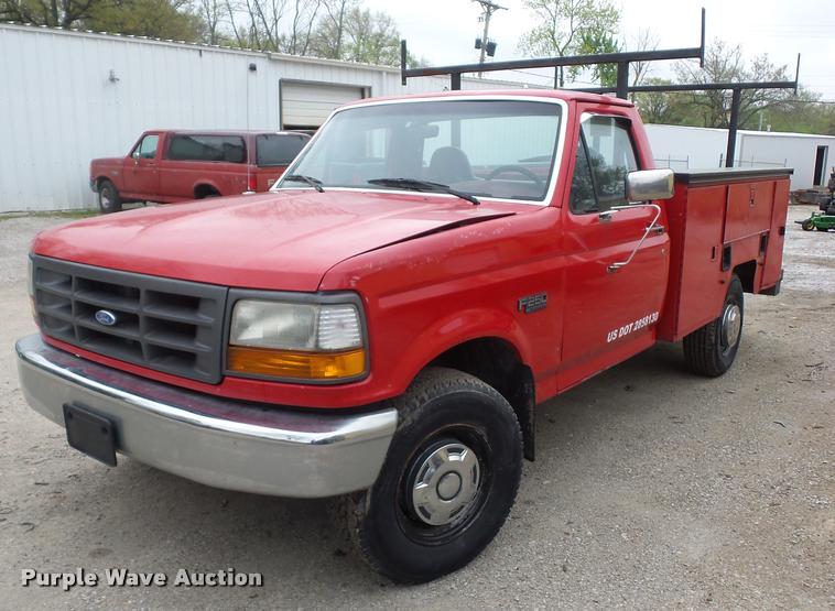 image for item DD9318 1995 Ford F250 HD utility truck