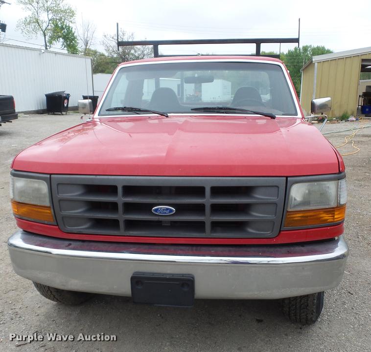 image for item DD9318 1995 Ford F250 HD utility truck