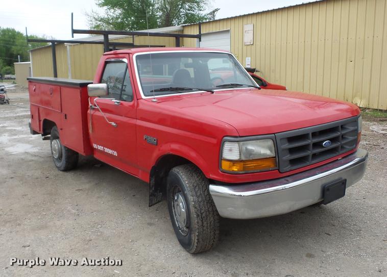 image for item DD9318 1995 Ford F250 HD utility truck