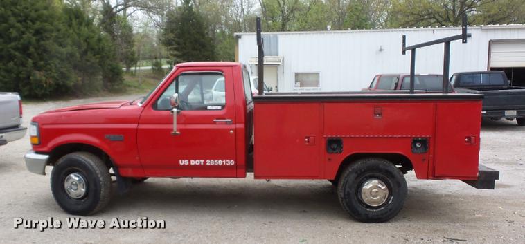 image for item DD9318 1995 Ford F250 HD utility truck