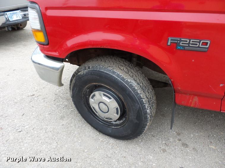 image for item DD9318 1995 Ford F250 HD utility truck