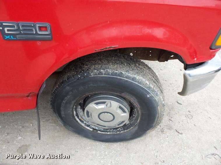 image for item DD9318 1995 Ford F250 HD utility truck