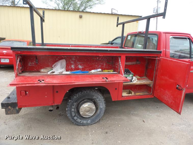 image for item DD9318 1995 Ford F250 HD utility truck
