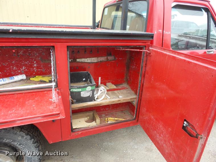 image for item DD9318 1995 Ford F250 HD utility truck