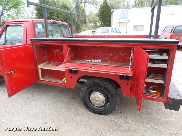 image for item DD9318 1995 Ford F250 HD utility truck